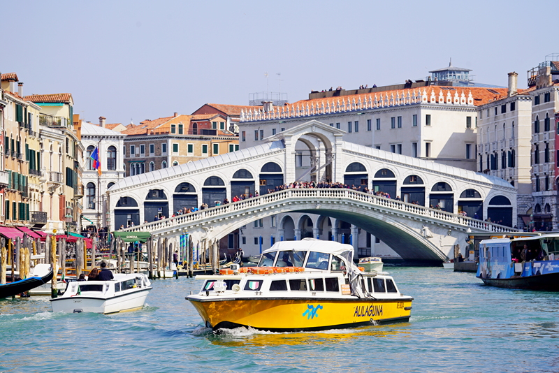 Die AliLaguna vor der Rialtobrücke